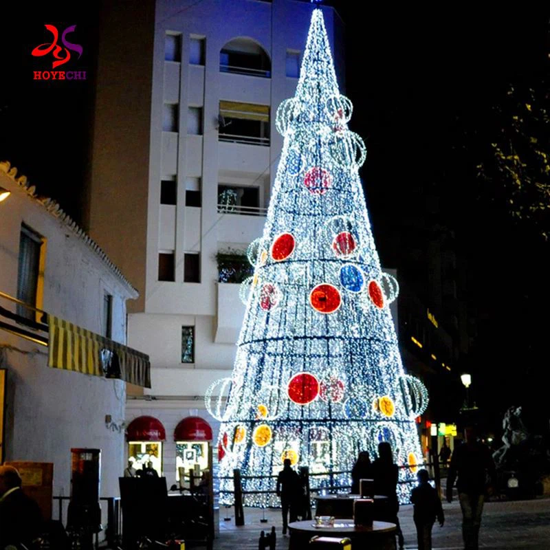 Hiiglaslik valgustatud maakera jõulupuu