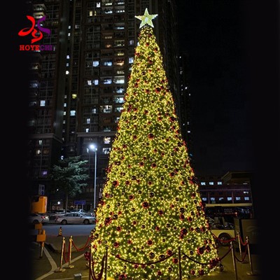 2024 suur valgustatud jõulupuu